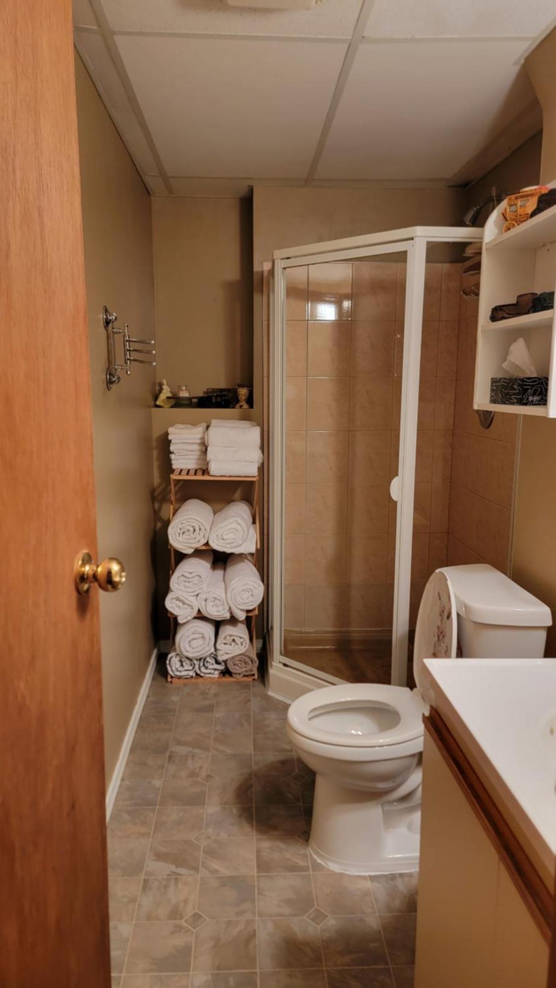 Charming - 2 Bedrooms Suite, 1 Full Bath & Family Room Kamloops Esterno foto